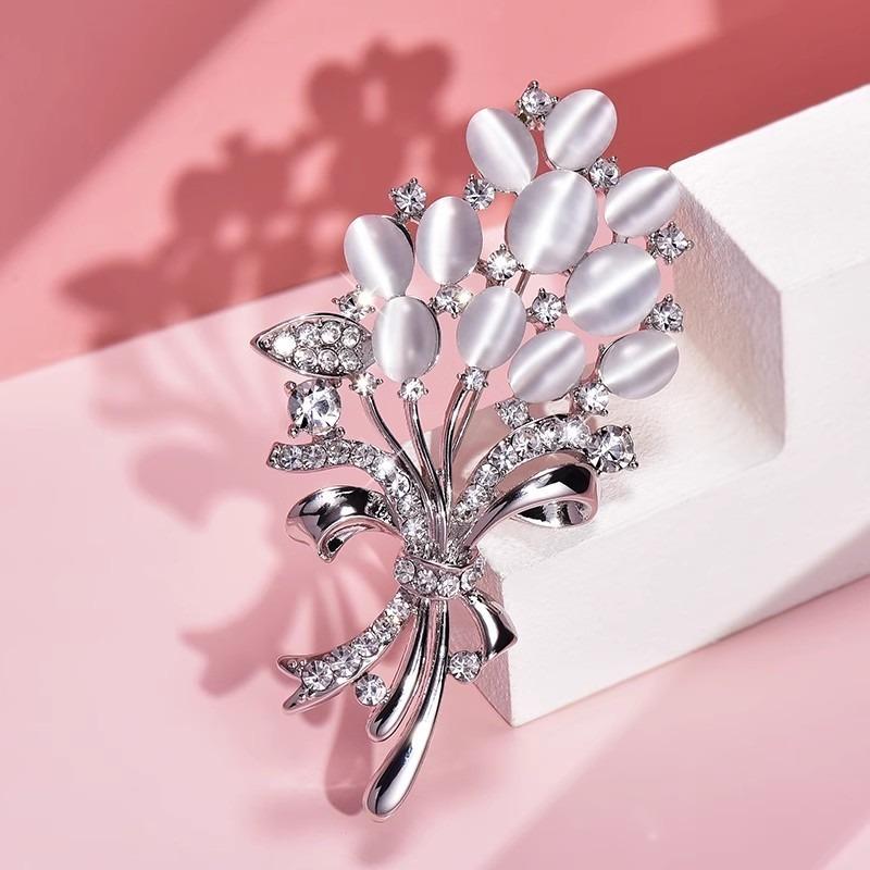 "Dian Chen Hua Brooch: High-end Women's Exquisite Brooch, Elegant Brooch, and High-end Design Accessory.