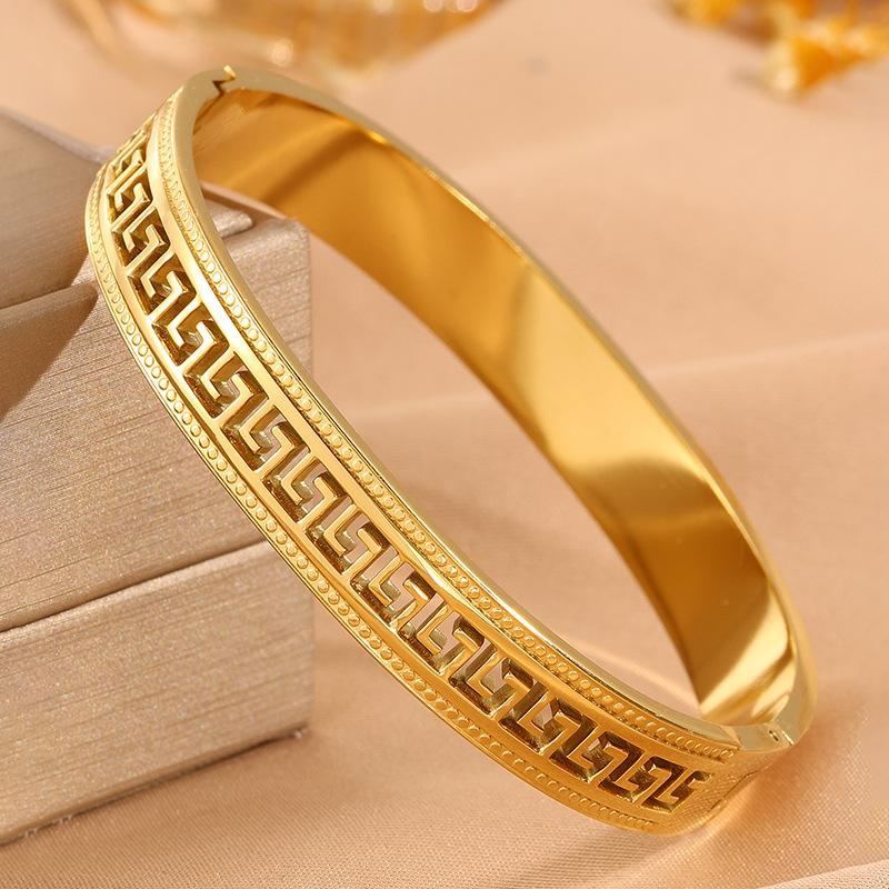 Popular titanium steel bracelet with pattern that doesn't fade, women's light luxury simple hollowed-out Great Wall pattern stainless steel bracelet