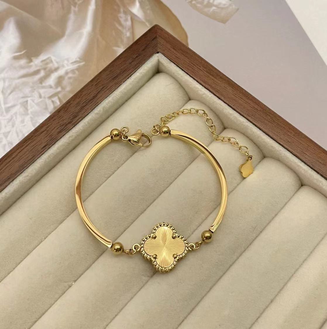 

Двусторонний браслет-клевер с лазерной гравировкой, песочное золото 24 карата