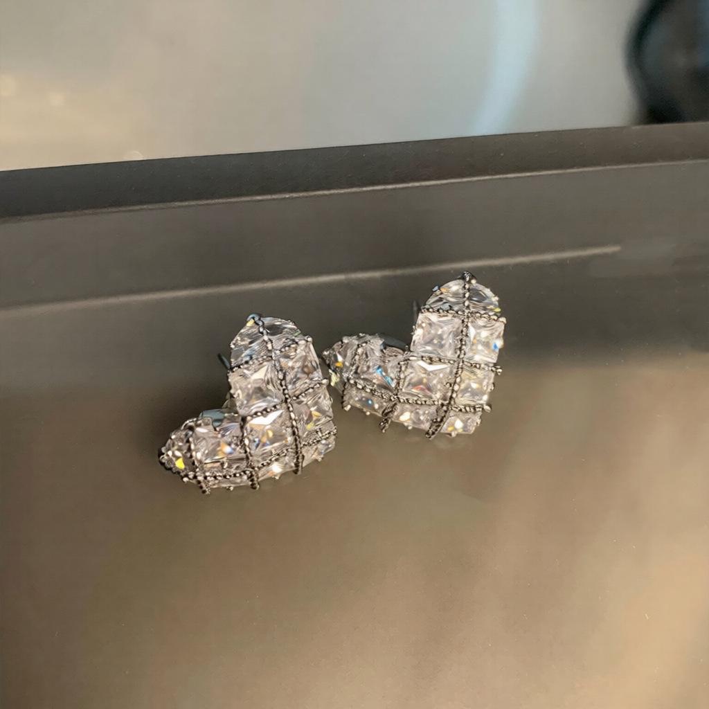 

18k Gold Plated Heart Zircon Korean Style Stud Earrings - Simple and Luxurious Versatile Design