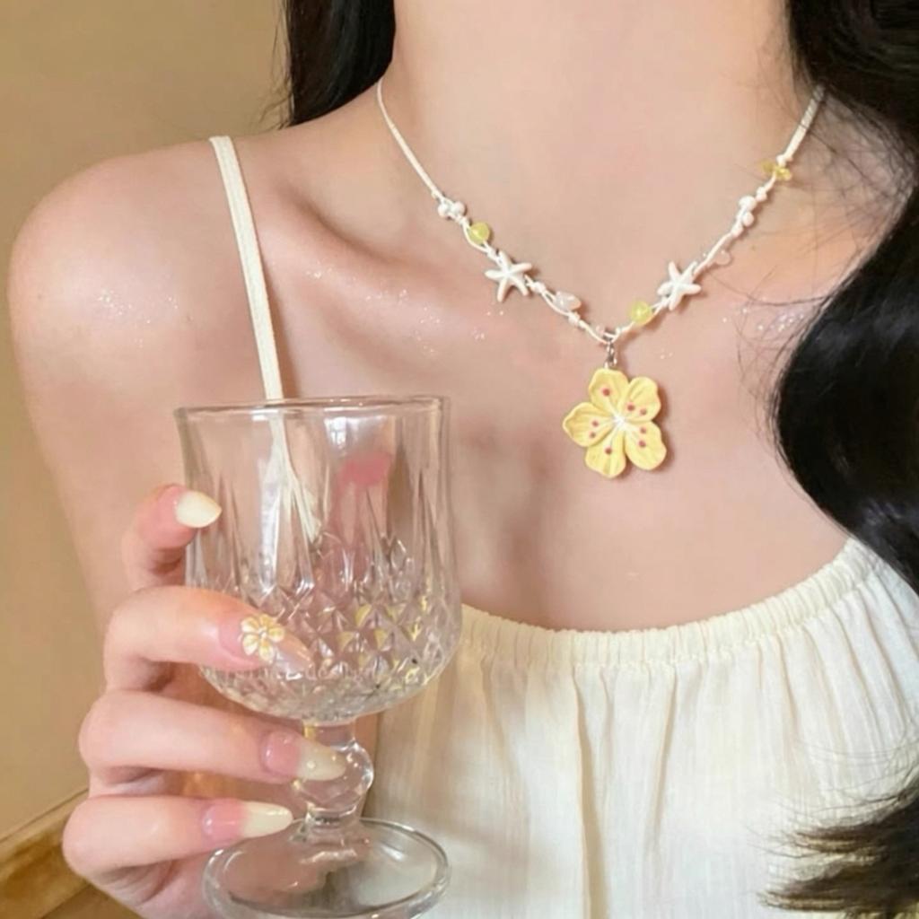 Women Niche‑Designed Sweet Collarbone Chain, Dopamine‑Color Flower Beaded Necklace, Suitable For Seaside Vacation Matching Accessories