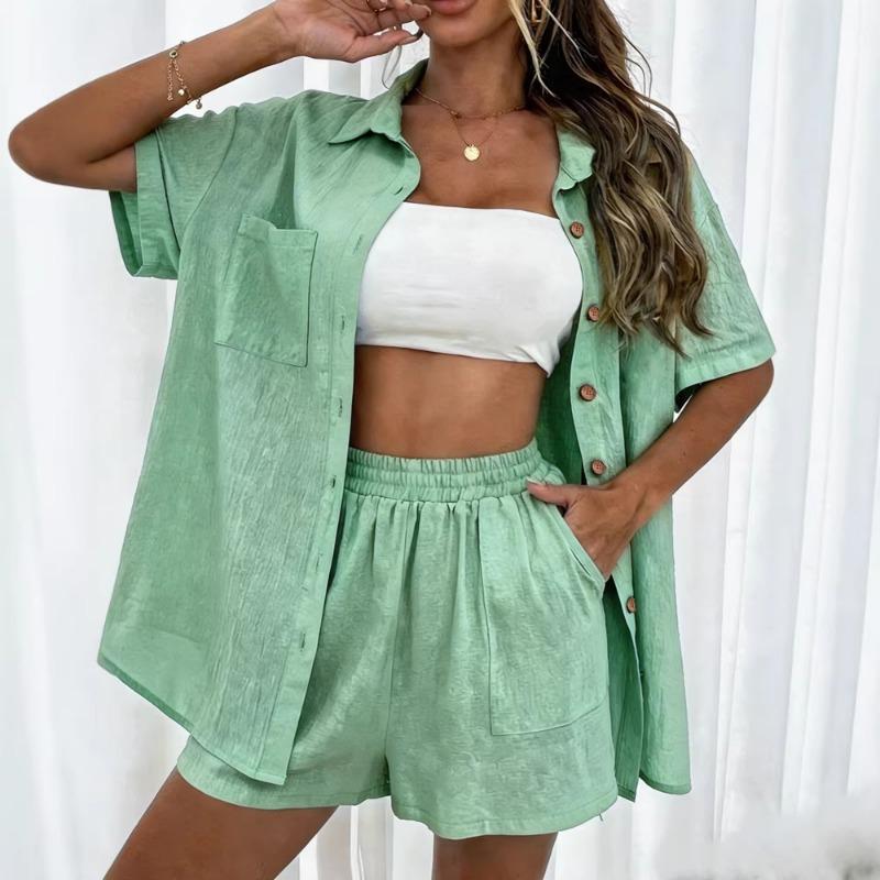 Completo casual da donna in due pezzi, con camicia a maniche corte bottonata e set di pantaloncini a vita elastica per l'estate