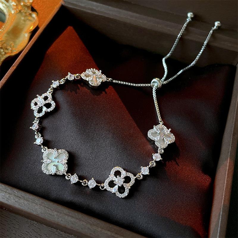 

Новый браслет с четырьмя лепестками и цирконом Lucky Clover Flower с легким ощущением роскоши и регулируемым темпераментом