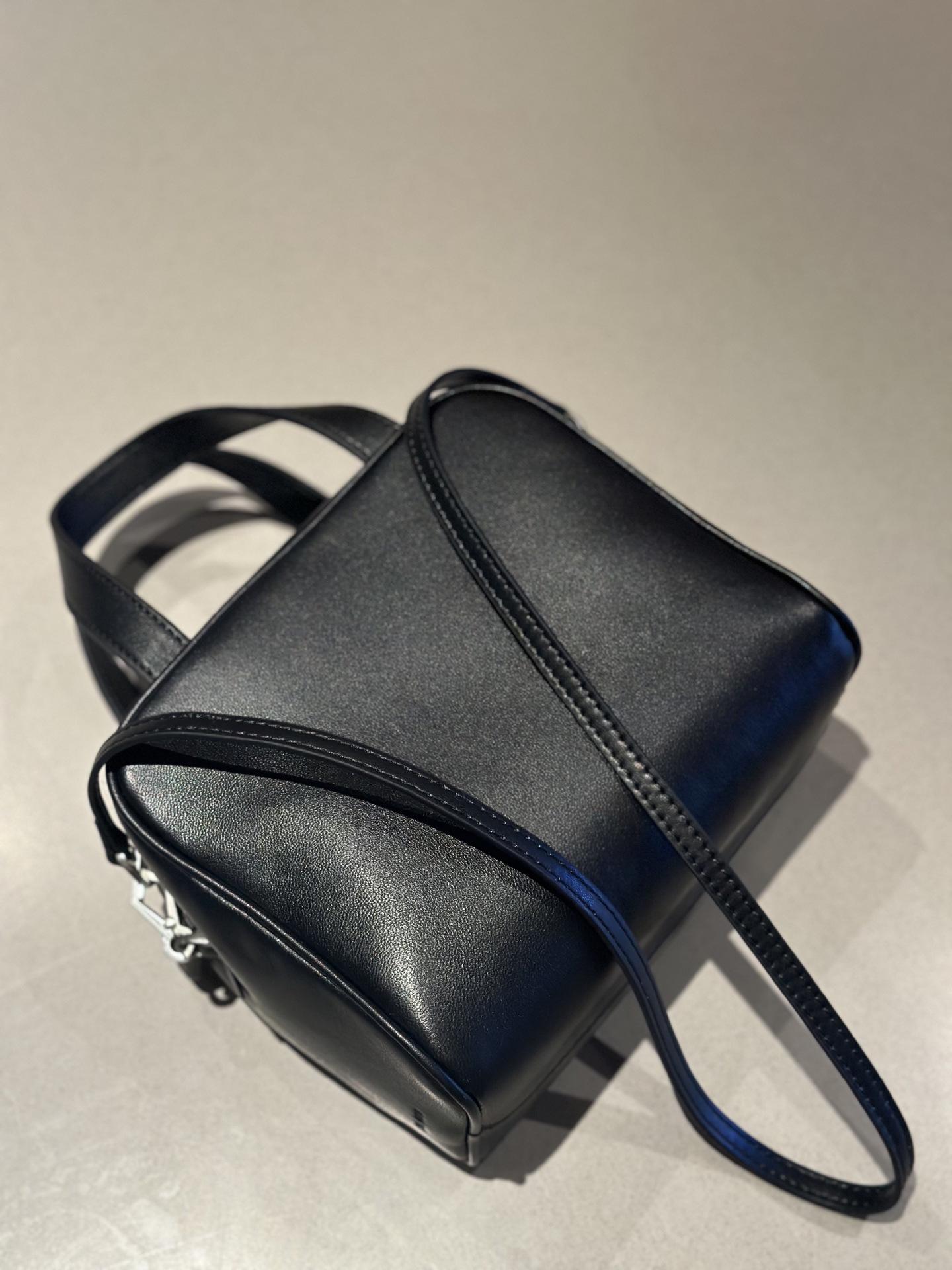 

Top Layer Cowhide Leather Tote Bag 2025 New Style The row Bag Lightweight Small Commodity Shoulder Bag Women s High-end Sports Bag 17.8cm чёрный