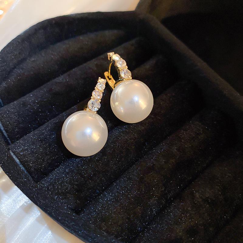 European and American pearl petal fringed earrings light luxury high-end stud earrings temperament versatile earrings design sense niche