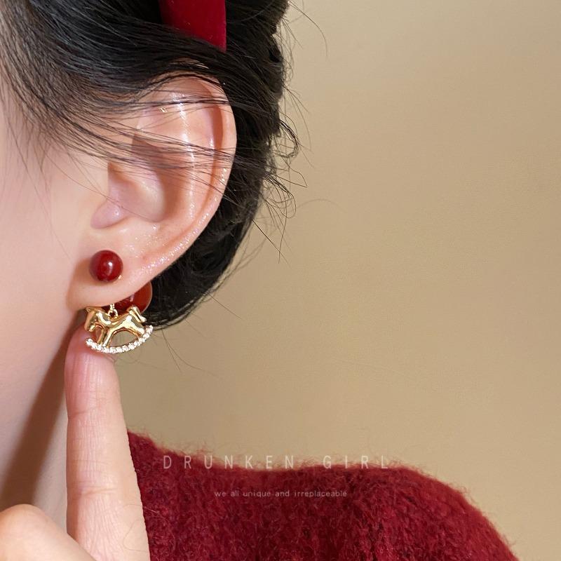 Natal love beans, Hong Kong style red pony earrings women's autumn and winter retro unique and beautiful stud earrings New Year's natal earrings