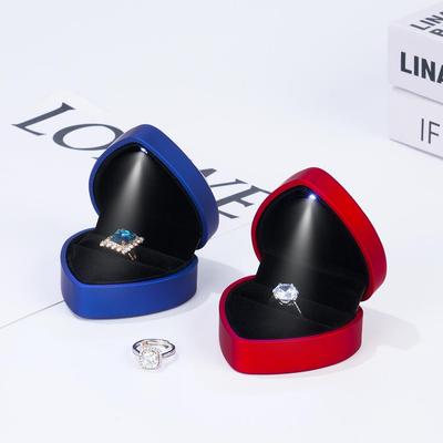 Herzförmige LED-Ring-Schmuckschatulle mit schwarzem perlmuttfarbenem Innenfutter