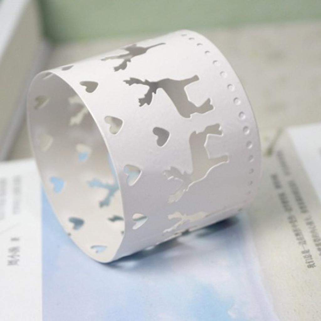 Christmas Iron Hollow Candle Holders Xmas Candlestick Decoration Vintage Style Hollow Candleholder for Home Pub Bar Cafe Decor