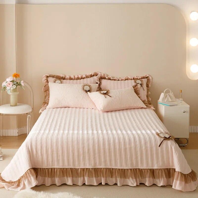 

AI WINSURE молочное бархатное стеганое покрывало, комплект из 4 предметов, плотное теплое мягкое покрывало, элегантная кружевная юбка с рюшами, простыня королевского размера 270x270cm 106x106in