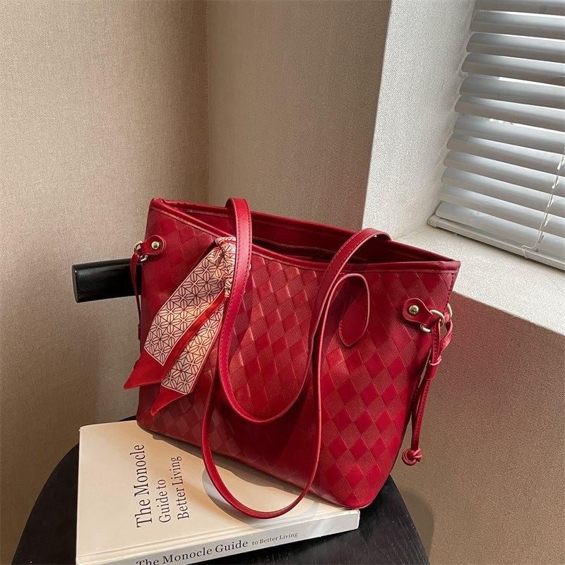 Fashionable Big Size Unisex Tote Bag For Daily Use Chic Bride Shoulder Bag With Quilted Design Red Diamond