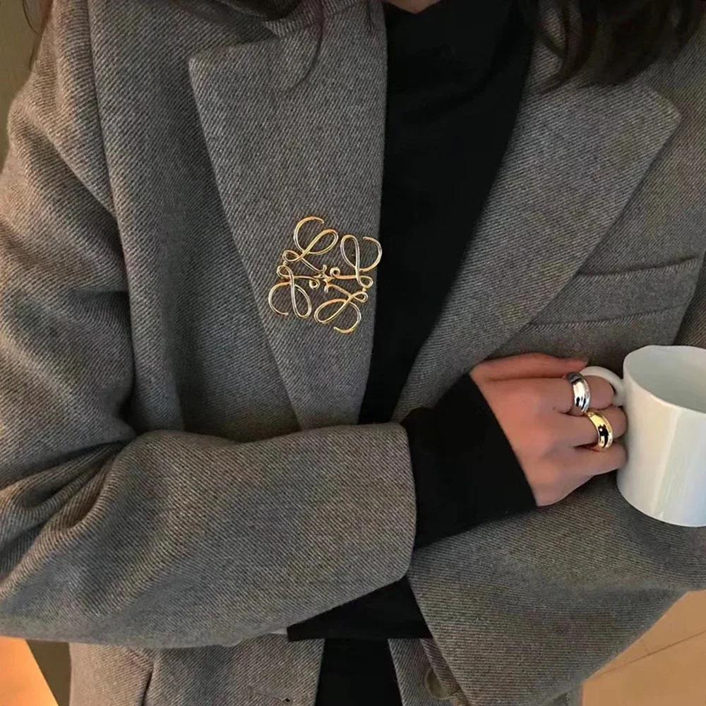 Hollow Brooch Women Girls Fashion Temperament Jewelry Accessories Backpack Lapel Pin Badges Corsage Decoration Gifts KTY