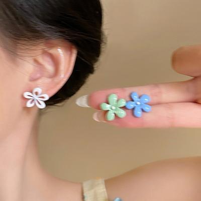 Silbernadel Sprühfarbe zweifarbige Blume asymmetrische Ohrstecker einfach kleine vielseitige Ohrringe modisch Pendler frische Ohrringe Frauen