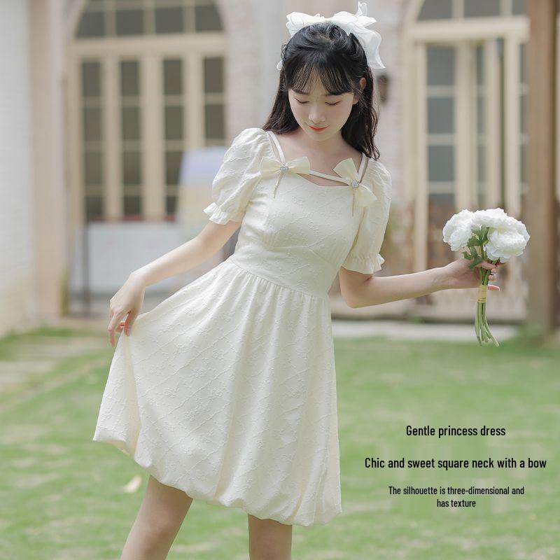 Kleines französisches Retro-Sommerkleid mit Schleife und quadratischem Ausschnitt