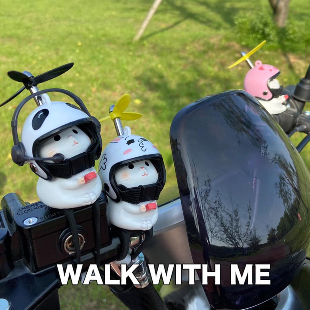 Dekoracja Kierownicy Uroczy Kot z Kaskiem Śmigło Ornament Kierownicy Roweru Wisiorek Motocyklowy Wzór w Kształcie Kotka Rozciągliwy Pasek