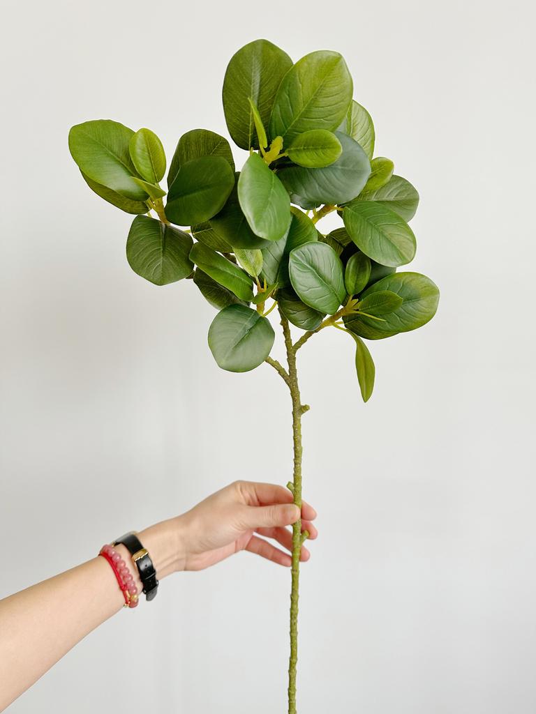 Dekorative künstliche Ficus-Pflanzen für die Wohnungsdekoration, unechtes Grün mit langen Ästen für die Innenraumästhetik