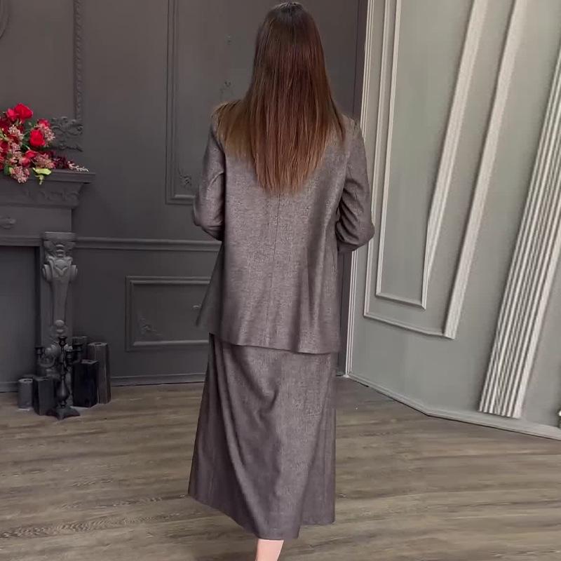 Costum elegant de damă în două piese de culoare uni și rochie lungă - Colecția de toamnă 2024