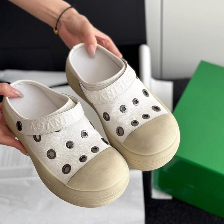 Hollow Baotou Casual Cool Slippers Women's 2025 Summer New Fashion Versatile Comfortable One Pedal Two Wear Beach Shoes