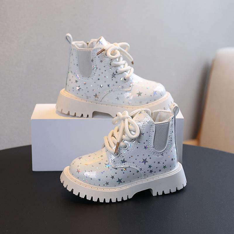 Korte barnestøvler - Lyse og allsidige jentestøvler med myk bunn