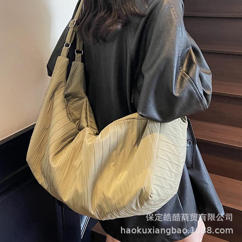 Canvas Bag Women's Large Capacity 2025 New Summer Versatile Simple Shoulder Shopping Bag College Student Class Tote Bag