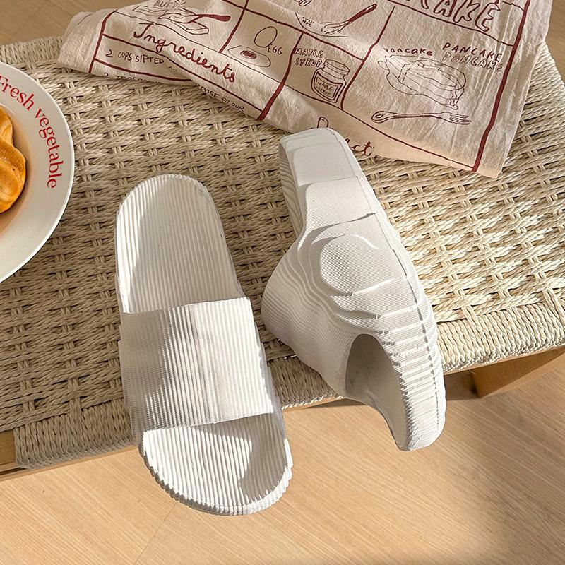 

Шлепанцы на толстой подошве женские домашние комнатные удобные с мягкой подошвой на танкетке прохладные шлепанцы 39-40 белый