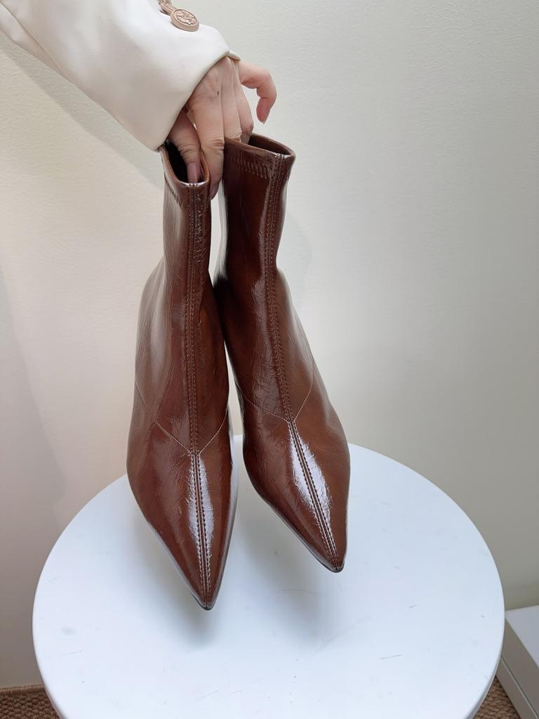 Innvendig forhøyende Martin-støvletter dame 2025 ny høst- og vintertemperament tynn spiss kilehæl høy hæl korte støvletter bakre glidelåsstøvletter