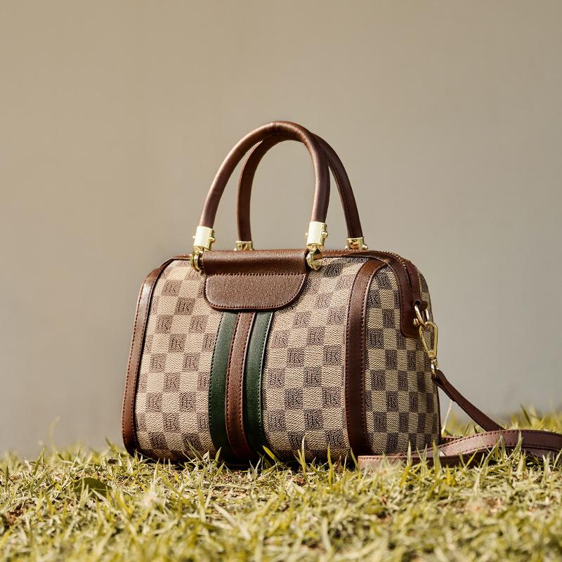 2025 New Versatile Boston Bag Fashionable Design Pillow Bag for Women Light Vintage Large Capacity Handbag