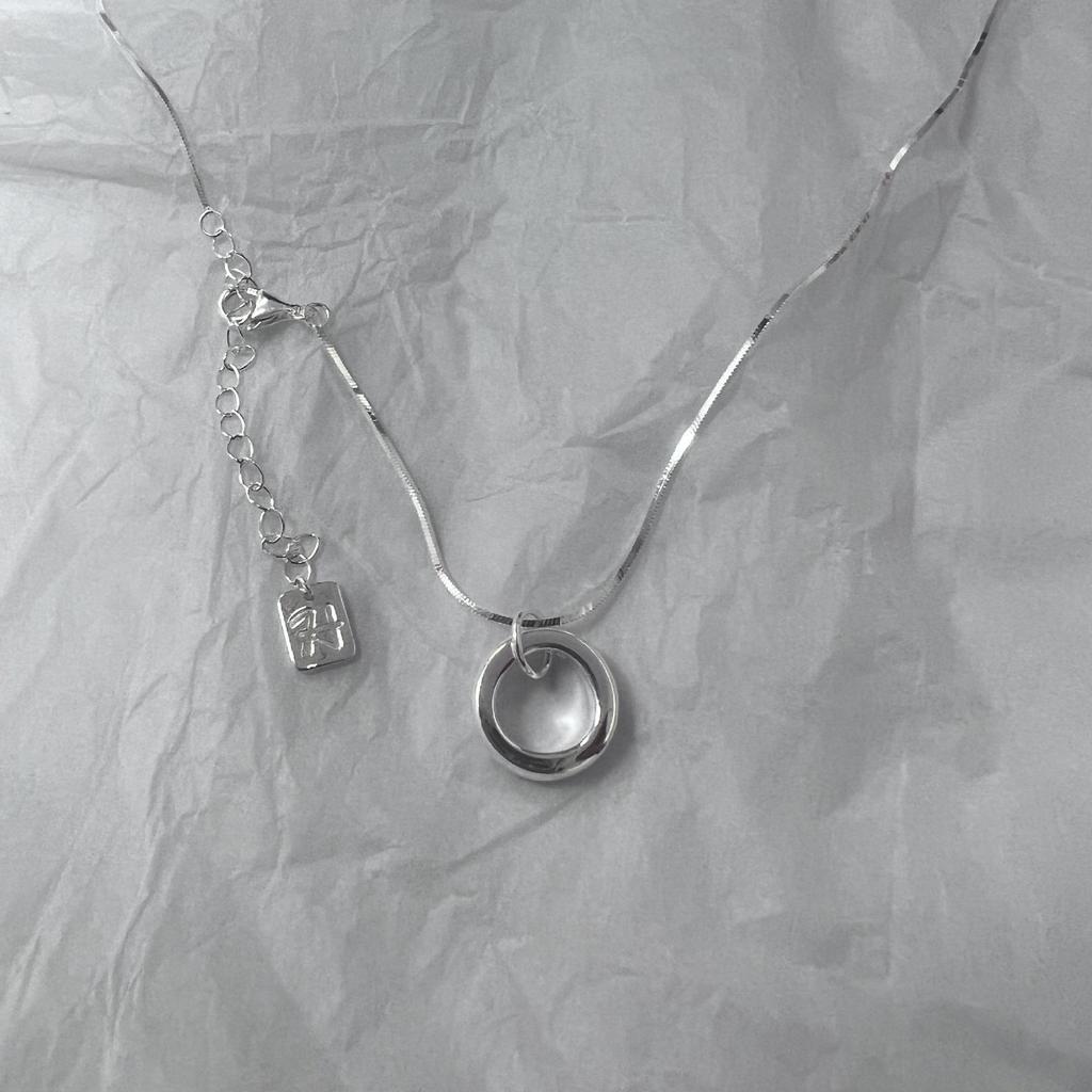 Su Chuang S925 Sterling Silver Circle Round Snake Bone Necklace for Women - High-End, Simple, Versatile Clavicle Chain Design.