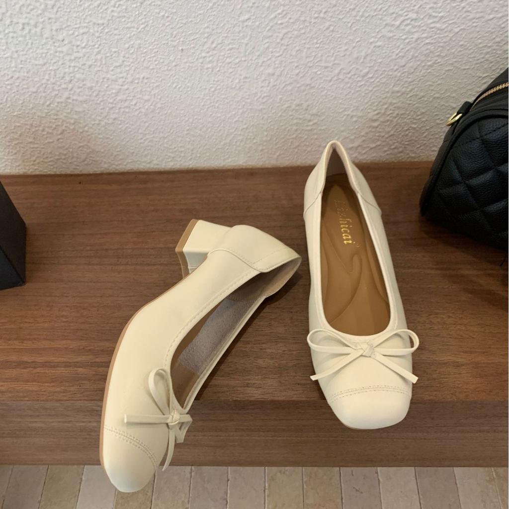 Soft and thick-heeled women's shoes 2025 autumn new products, Dongdaemun, South Korea, personalized embossed square head, shallow mouth commuting OL