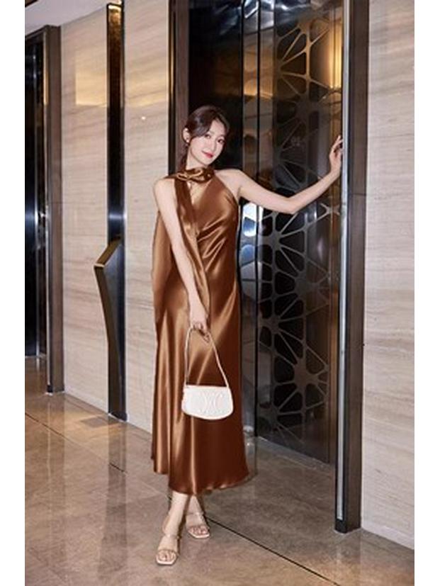 Elegantes französisches Acetatsilber-Neckholder-Abendkleid: High-End Society-Schmal geschnittenes Kleid