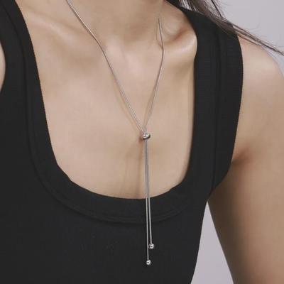 Elegante Set di Gioielli da Donna in Acciaio al Titanio Placcato Oro 18K, con Perle Rotonde Resistenti allo Sbiadimento e Fibbia a Tirare: Collana con Nappe, Bracciale, Cavigliera.