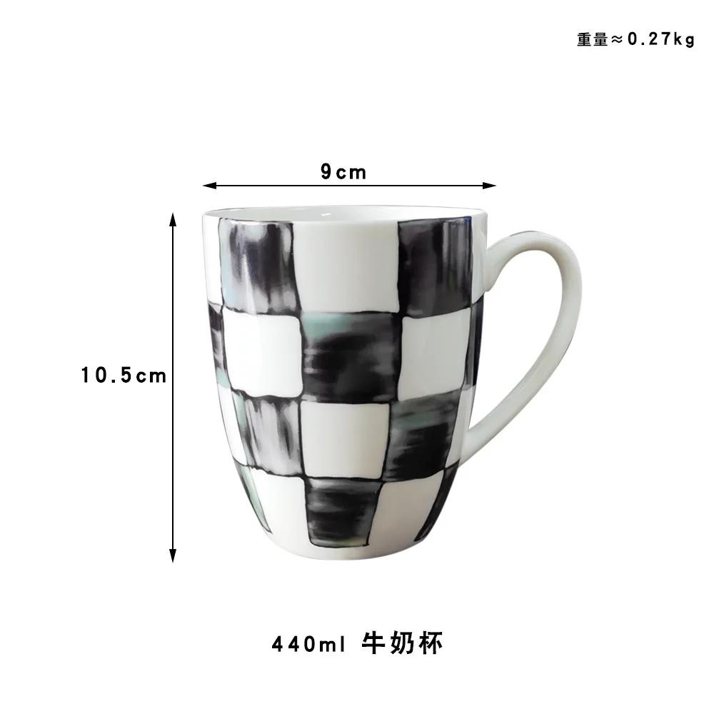 Piatto piano in ceramica a scacchi bianco e nero Tazza da caffè e piattino in bone china Piatti per cibi occidentali Stoviglie eleganti per la casa Tazza