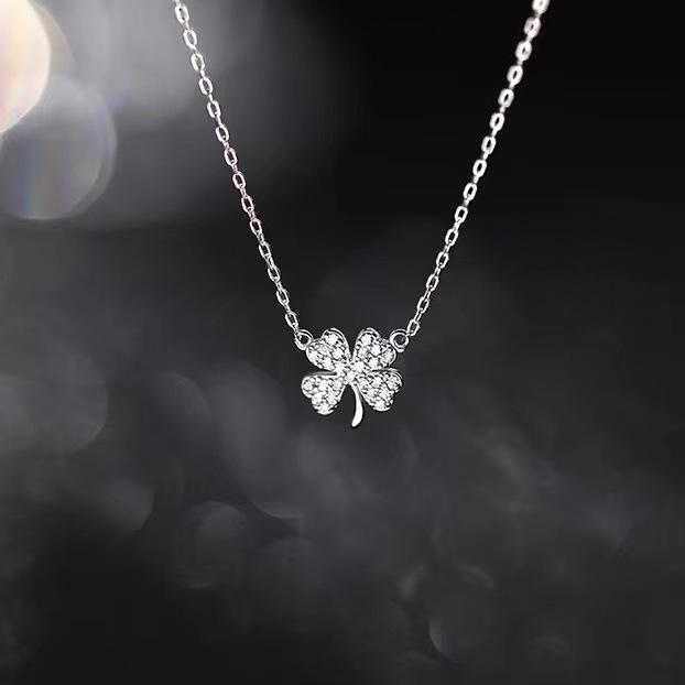 Elegant Women's Four-Leaf Clover Necklace with Sparkling Diamond Pendant – Unique, Versatile Clavicle Chain Jewelry