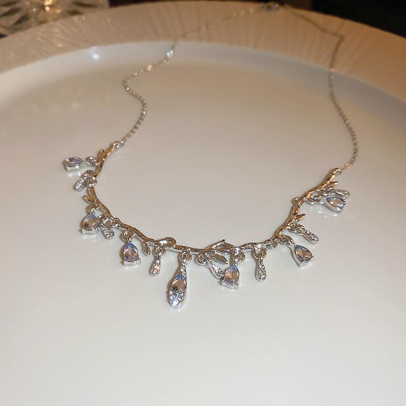 Light luxury diamond water drop geometric collarbone choker necklace fashionable versatile temperament item