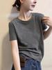 Graues Damen-T-Shirt aus reiner Baumwolle mit Rundhalsausschnitt und kurzen Ärmeln – Modisches, vielseitiges Basic für Frühling, Sommer und Herbst.