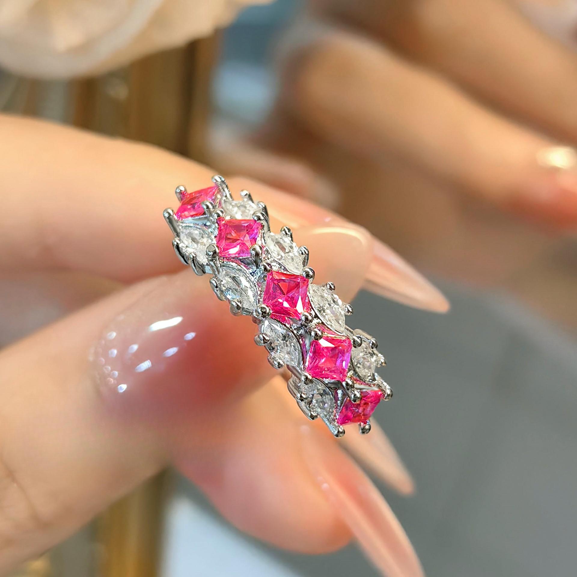 

Кольцо Light Luxury Niche Horse Eye Culting Pigeon Blood Ruby Ring Female Personality High Carbon Diamond Red Corund Tail Ring Row Ring