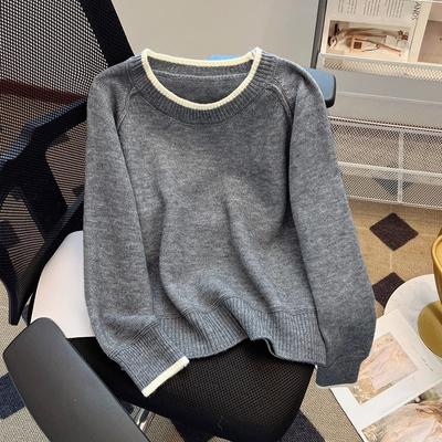 Un Nuovo Pullover in Maglia Larga Scollo a Barca per Autunno e Inverno, Abbinato a un Top Corto e un Pullover Girocollo da Donna