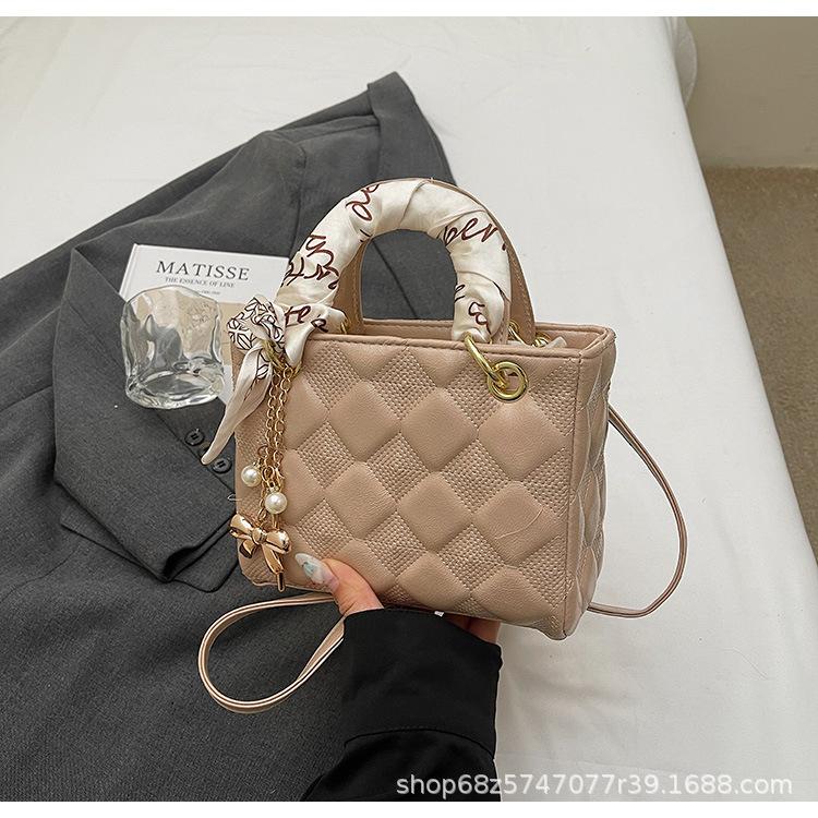 Red Hand-held Wedding Bag Princess Diana Bag Women's 2025 New Light Luxury Niche High-end Bridal Messenger Bag Shoulder Bag
