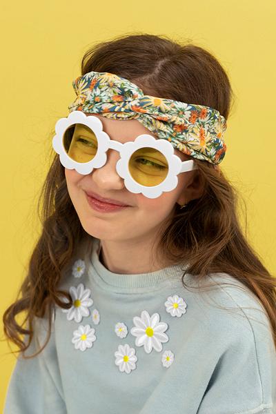 Daisy Glasses White With Yellow Lenses 1pc