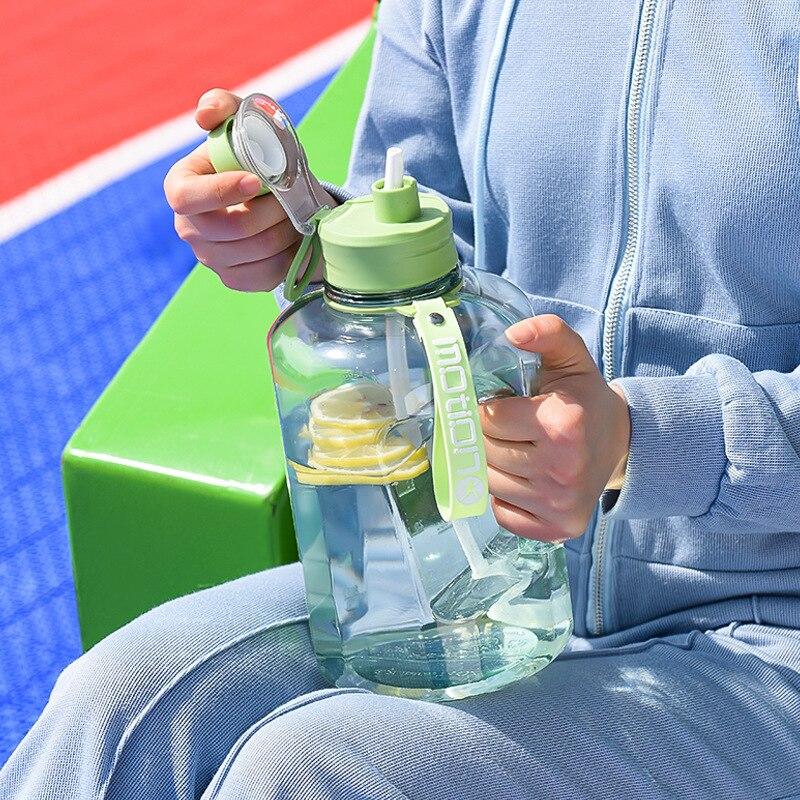 Sports Water Bottle 2.4L Large Capacity Bottle Outdoor Fitness Portable Straw Big Plastic Ton Ton Barrel OutdoorJugs 1pc