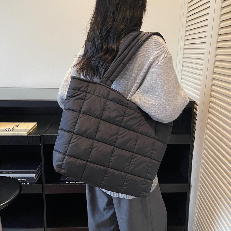 2025 New Fashion and Leisure Large-capacity Korean Version of Underarm Shoulder Bag Autumn and Winter Foreign Style Simple and Lightweight Handbag
