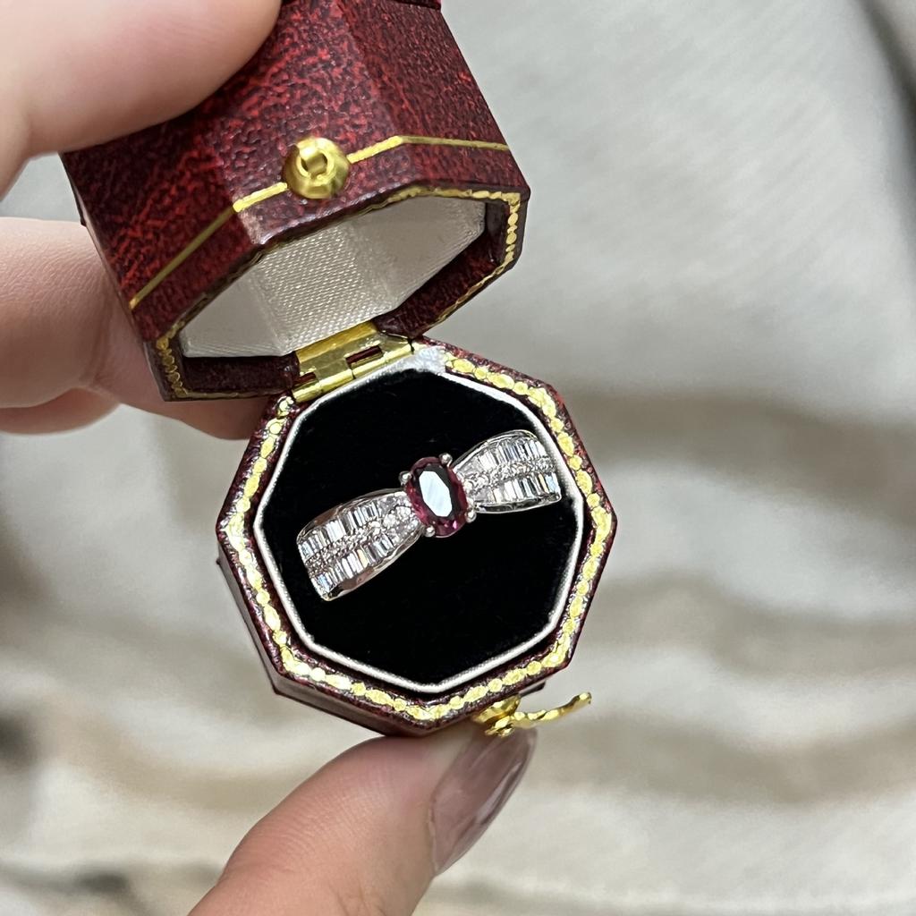 Light Luxury Design Zucht Taubenblut Rubin Ring Damen Persönlichkeit Französisch Hochkarbon Diamant Roter Korund Vorsteckring Reihenring