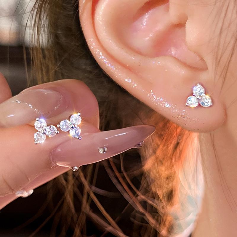 Zircon Mini Triangular Stud Earrings, Small and Exquisite Fashion High-end Earrings, Versatile Temperament Earrings.