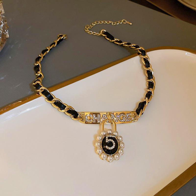 Diamantbesetzte künstliche Perle Doppelkreis Liebesohrringe Französische Retro-Steckohrringe Exquisite Ohrringe Damen