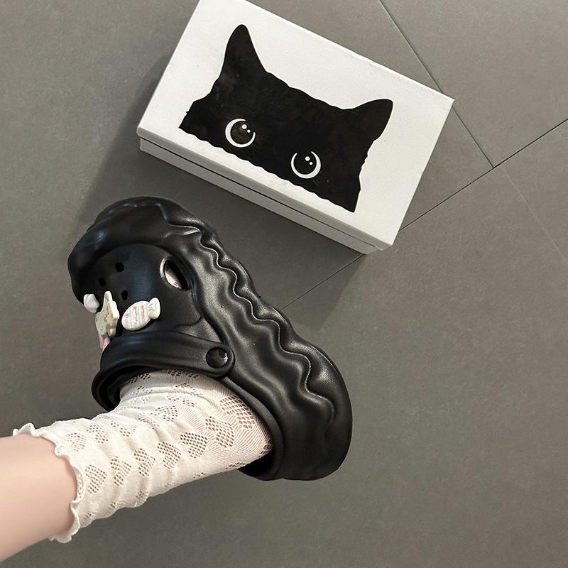 Neue modische und vielseitige Clog-Damenschuhe mit einem Klappoberteil