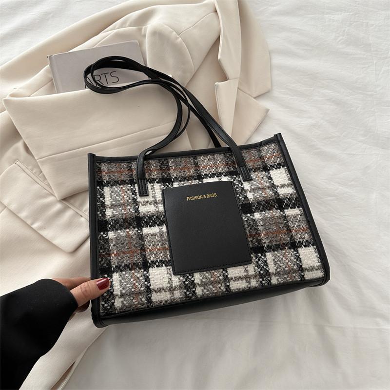 Stylish Women's Winter Shoulder Bag Trendy Korean-inspired Casual Checkered Design