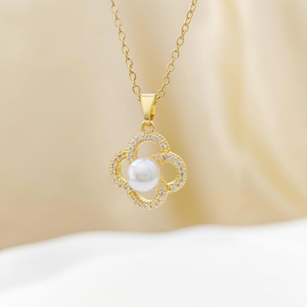 Elegant Pearl Four-Leaf Clover Necklace - Women's Luxury Clavicle Chain