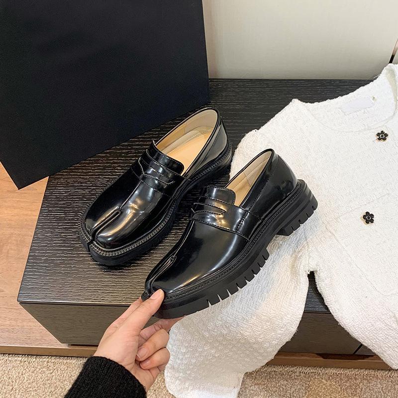 Fashion Tabi Shoes Loafer for Men and Women Split Toe Thick Sole Casual Patent Leather Shoes 2025
