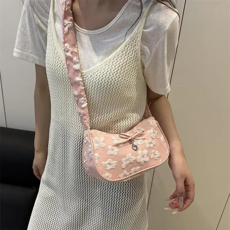 Sladká květinová žakárová půlměsícová taška pro ženy Módní crossbody taška s mašlí a srdcem a plisovaným popruhem