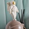 Astronautenfigur aus Kunstharz Tischdekoration Thematische Skulptur für Schlafzimmerzimmer Handwerk
