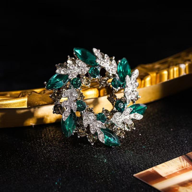 

Женская брошь Баухиния в стиле легкой роскоши Новая высококлассная брошь Медведь Роскошная темпераментная булавка Аксессуары для костюма 5*5cm зелёный